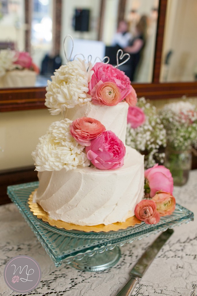 Can you believe Jocelyn & Bryan's cake came from Wegmans? I "loved" their little wire topper too. Simple and beautiful!