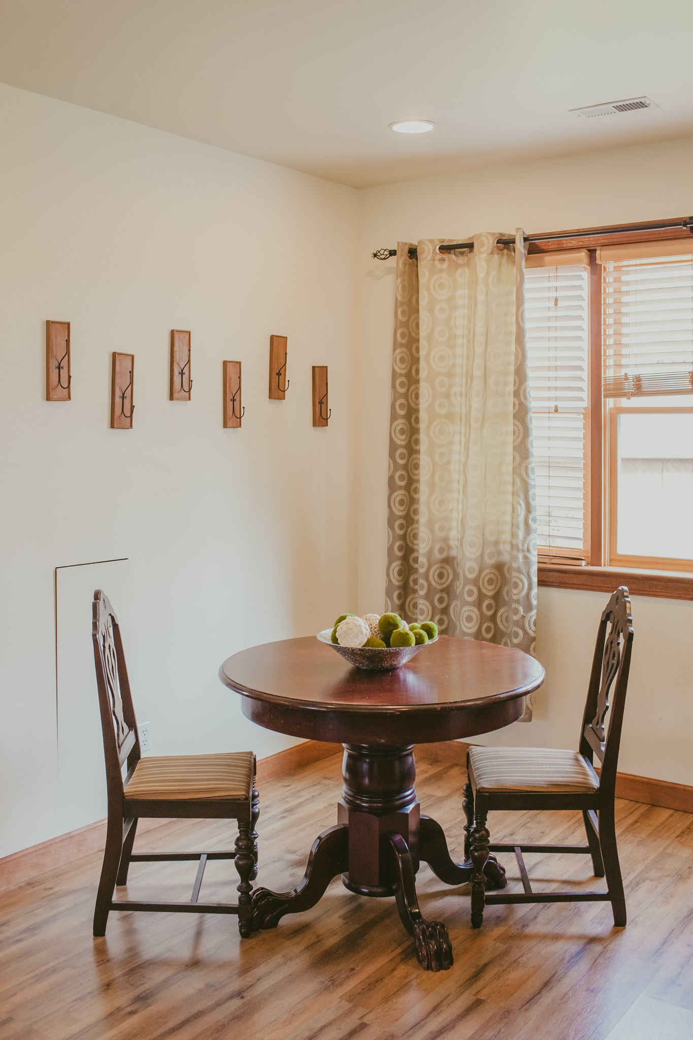 The breakfast nook in the bridal suite at Alexander Homestead
